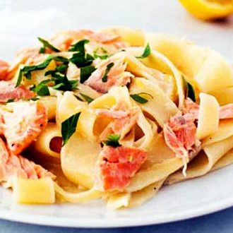 Pappardelle sa dimljenim lososom