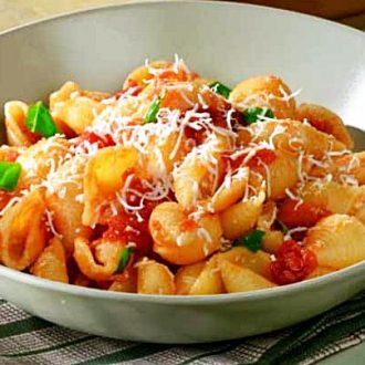 Conchiglie pasta sa sosom od paradajza i kozijim sirom
