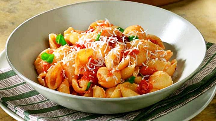 Conchiglie pasta sa sosom od paradajza i kozijim sirom
